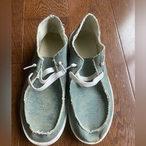 Womens green canvas sneakers size 38 7.5